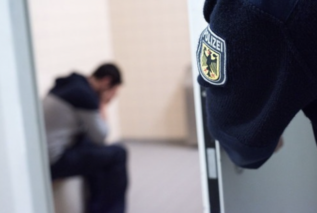 Federal Police Headquarters Munich: 14 asylum applications and 29 alias personal data