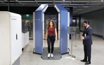 Rohde & Schwarz und Fraport evaluieren weltweit ersten Walk-Through-Scanner für Passagiere