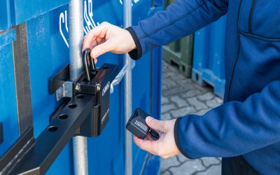 ABUS ConHasp 205: Flexible Containerabsicherung ohne bauliche Eingriffe